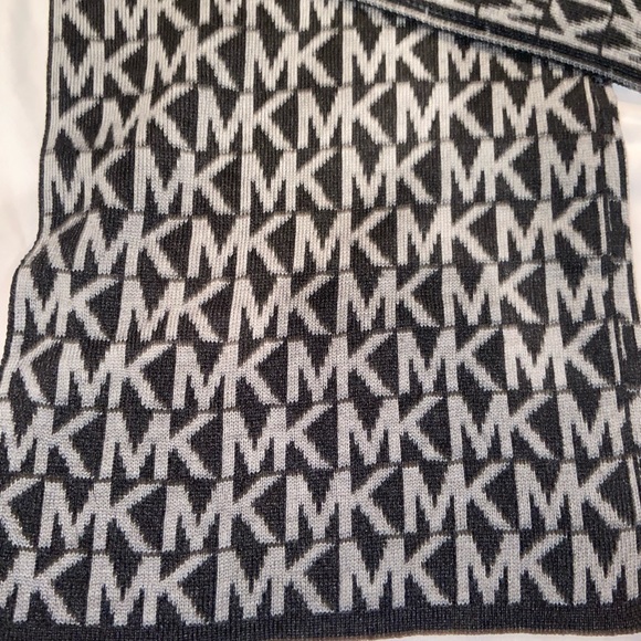 Michael Kors Signature Logo Knit Scarf - Picture 3 of 5